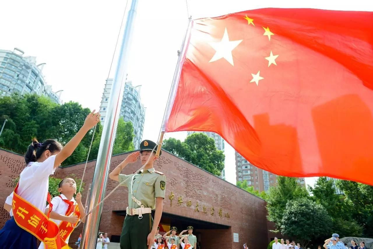 飞夺泸定桥时,敌军为何只拆木板而不炸桥?杨成武含泪道出实情